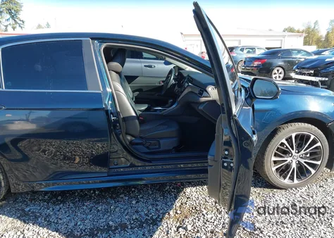 2020 Toyota Camry Se z USA, uszkodzony, nr VIN 4T1G11AK8LU947426